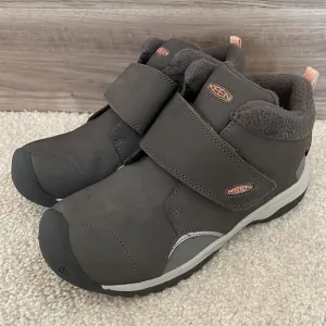 KEEN NWT little girl size 1 Kootenay III gray and pink winter boots.