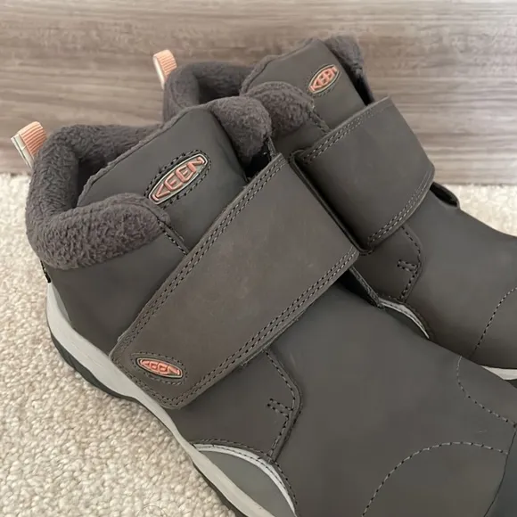 KEEN NWT little girl size 1 Kootenay III gray and pink winter boots.