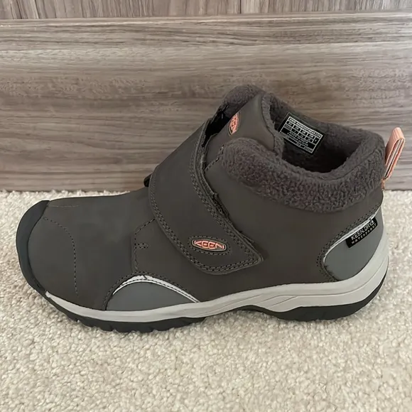 KEEN NWT little girl size 1 Kootenay III gray and pink winter boots.