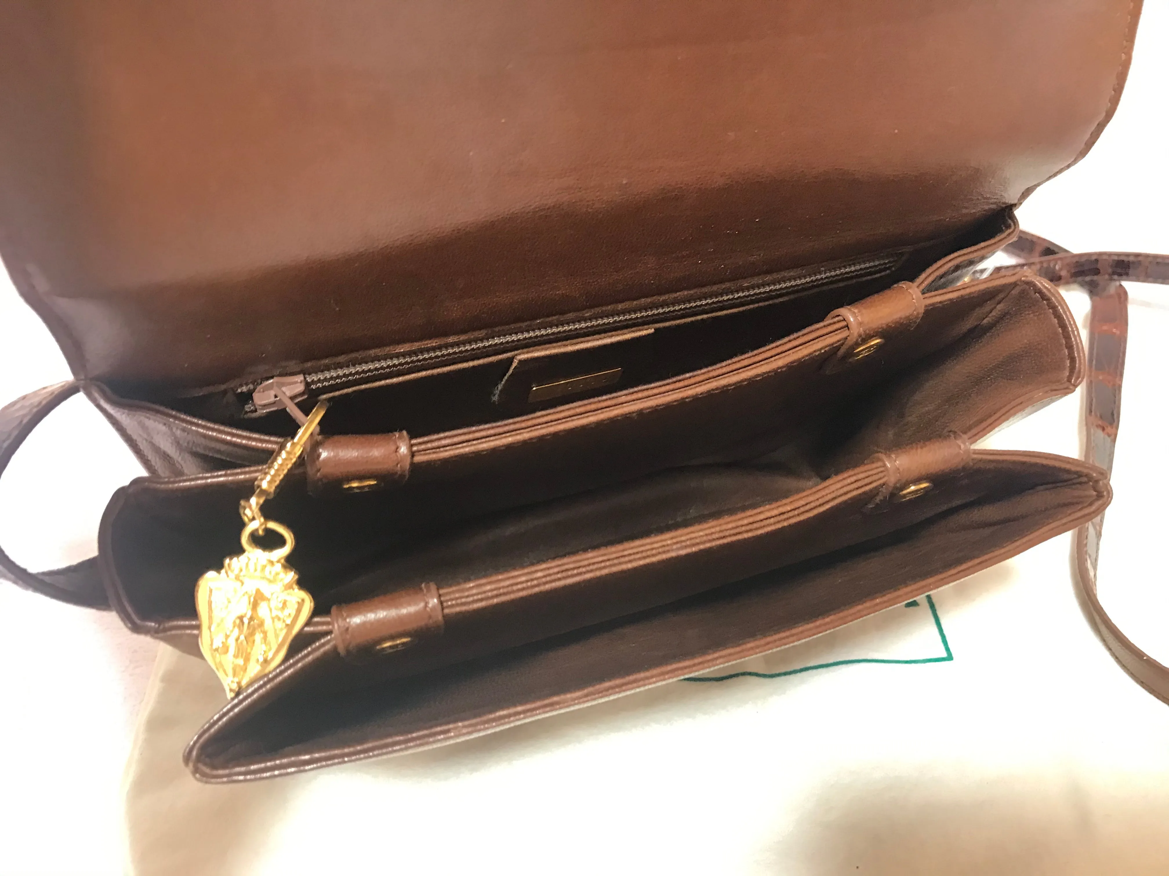 Vintage GUCCI brown crocodile leather shoulder bag with GG mark. Unisex. Rare masterpiece.